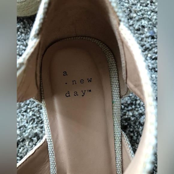 BRAND NEW NEVER WORN!! A NEW DAY SIZE 8 CREAM CANVAS FRONT ZIP WEDGES - Picture 4 of 9